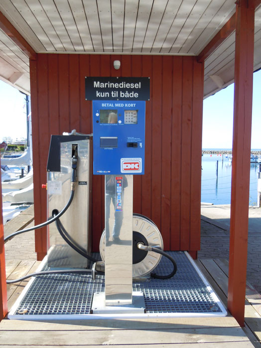 Selvbetjent dieselautomat med kortbetaling og skilt: Marinediesel kun til både