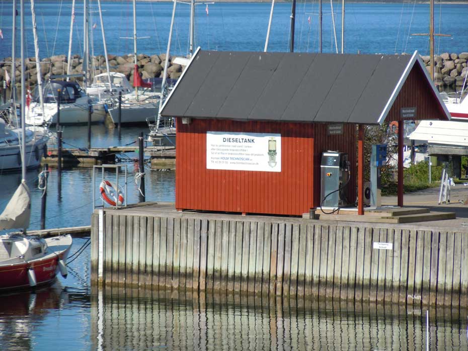 Dieselautomaten og den røde tankhytte ved spunsen i Brøndby Havn